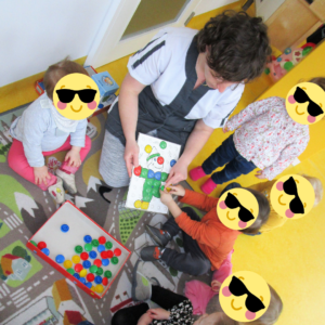 enfants crèche apprentissage